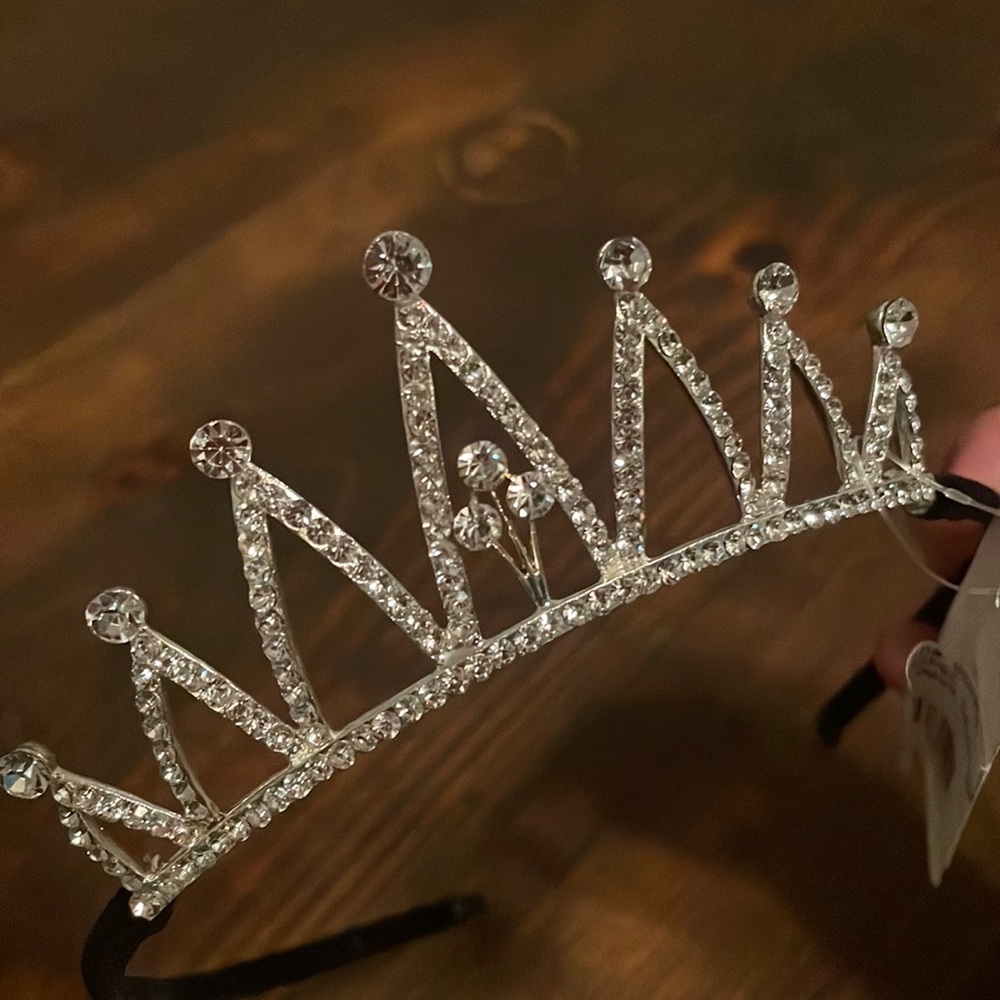 NEW Stunning Tiara with comfortable headband.